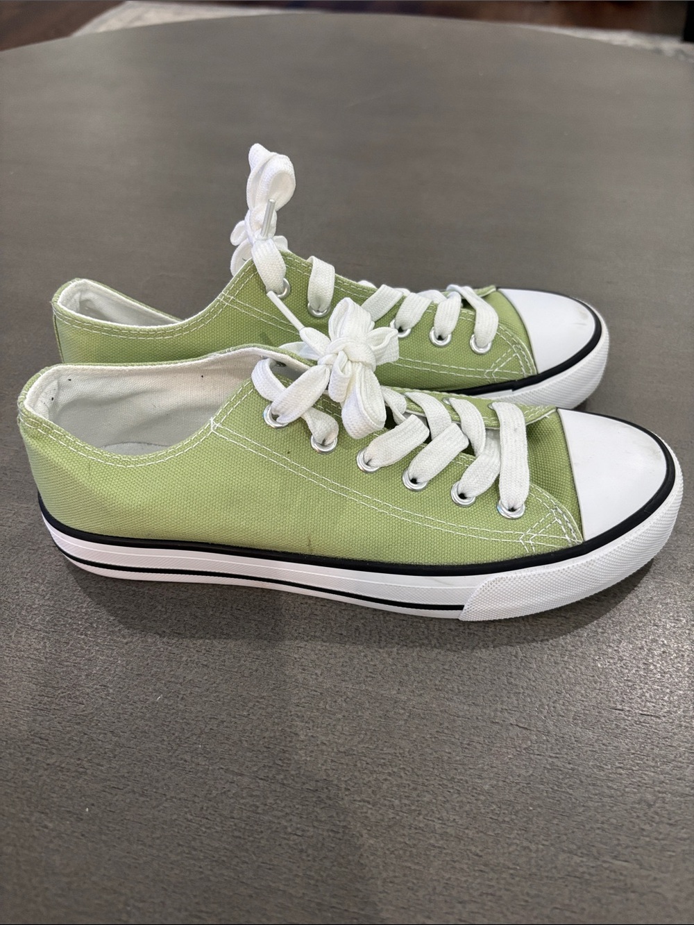 Classic Low-Top Canvas Sneakers - Light Green